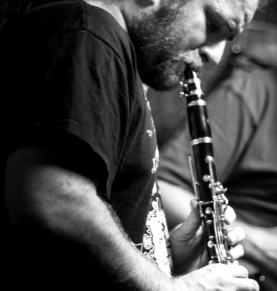 Ángel Aznar tocando el clarinete